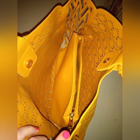 NWOT cut out summer bag with bamboo handles - Picture 4 of 6